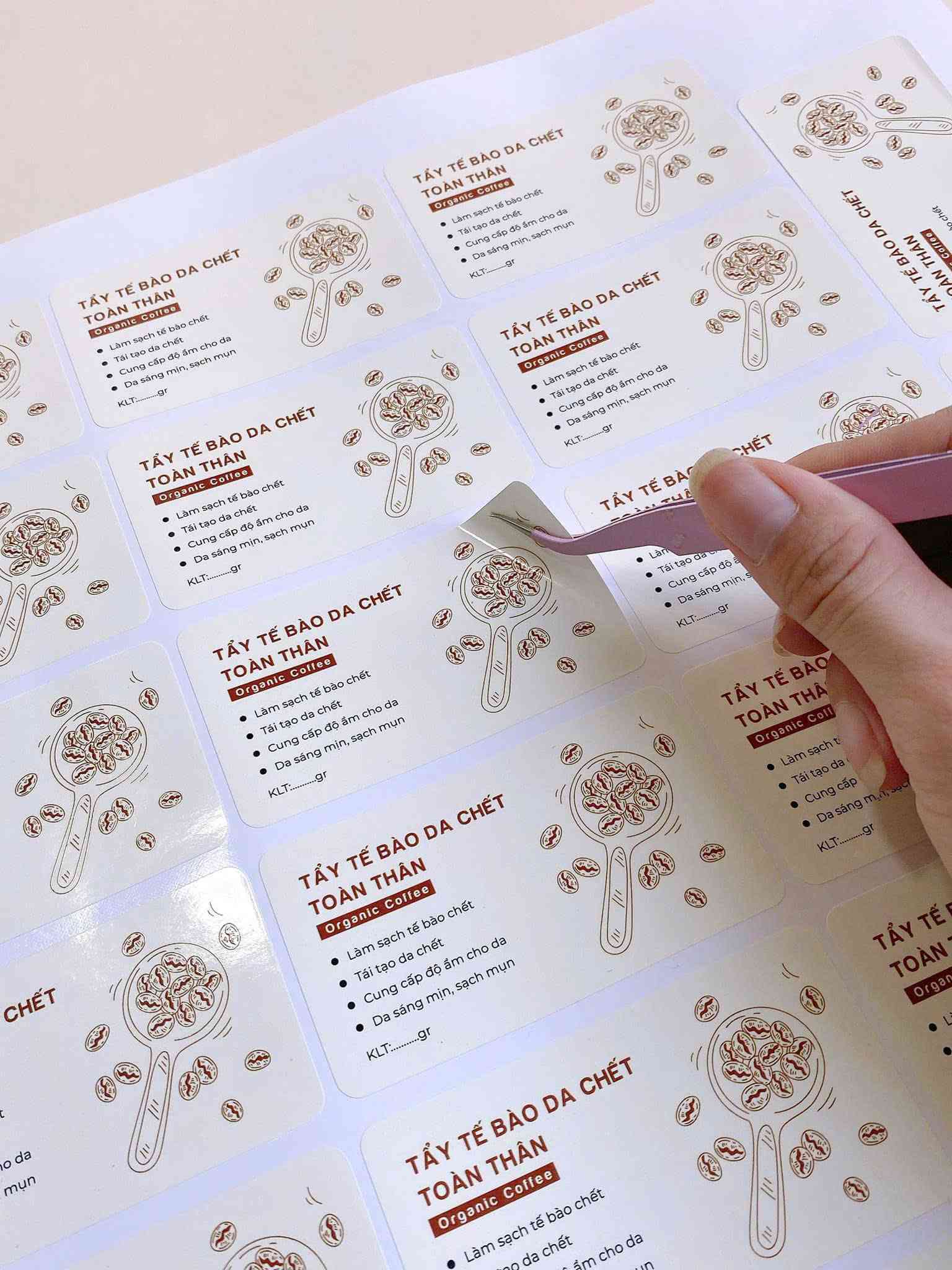 Bế demi trên mẫu tem nhãn dán mỹ phẩm